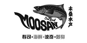 Moosan(木桑水产)诞生于上海,是一个新兴快速海鲜餐饮连锁品牌,木桑水产配有高标准开放式厨房，现场配餐，材料取材于世界各地。为现代都市人供应最新鲜最全面的海鲜盛宴, 并致力于打造城市中心的时尚渔人码头.